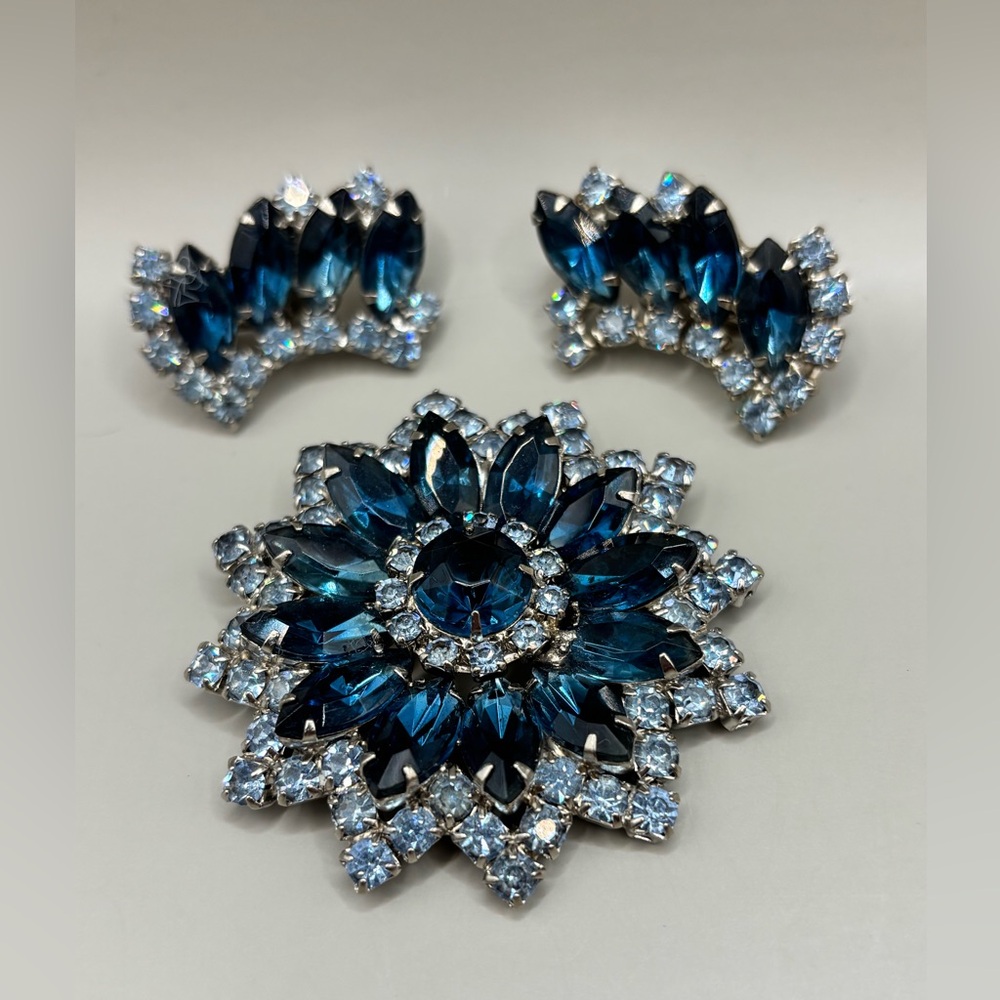 Gorgeous Vintage 2 Tone Blue Brooch & Clip Earrings Weiss ? D&E Juliana ?